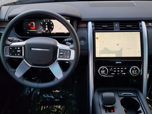 Certified 2025 Land Rover Discovery S image 30