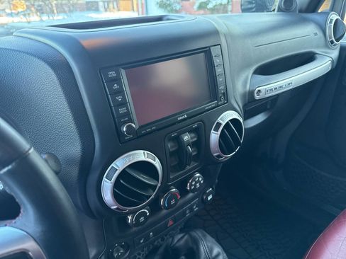 Used 2013 Jeep Wrangler Unlimited Rubicon image 33