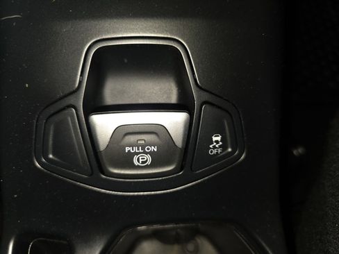 Used 2018 Jeep Renegade Sport w/ Power & Air Group image 20