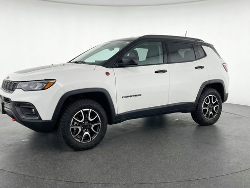 Used 2025 Jeep Compass Trailhawk image 3