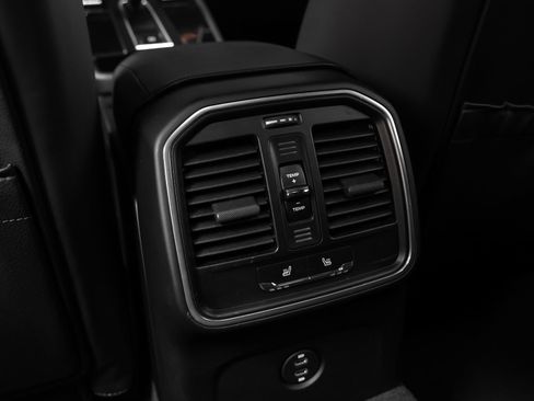 Certified 2024 Porsche Macan AWD/4WD image 40