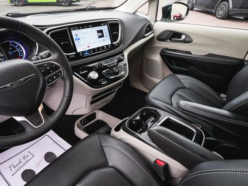 Used 2024 Chrysler Pacifica Limited FWD image 29