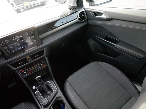 Used 2025 Volkswagen Taos SE image 11