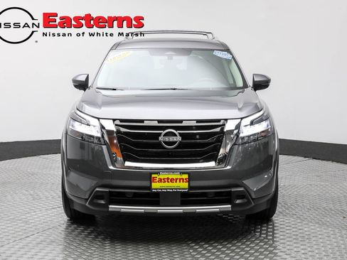 Used 2023 Nissan Pathfinder SL AWD/4WD image 2