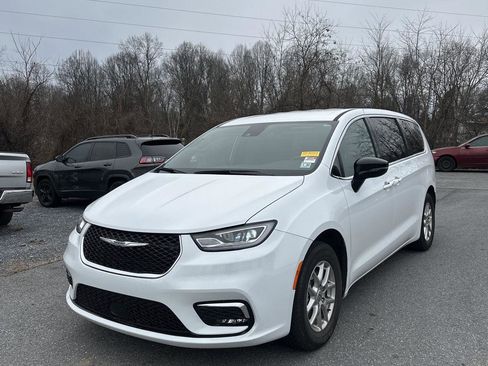 Used 2025 Chrysler Pacifica Select image 3