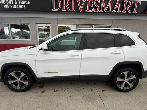 Used 2019 Jeep Cherokee Limited w/ Luxury Group FWD image 5