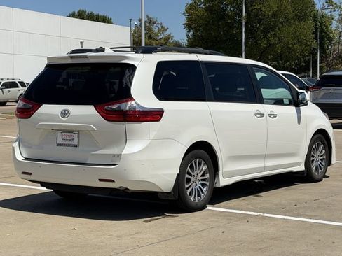 Used 2020 Toyota Sienna XLE w/ XLE Navigation Package FWD image 4