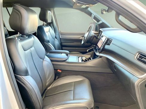 Used 2024 Jeep Wagoneer L Series II image 33