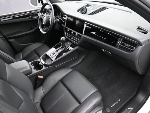 Certified 2025 Porsche Macan image 32