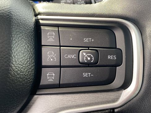 Used 2025 Jeep Wagoneer 4WD w/ Premium Group I image 12