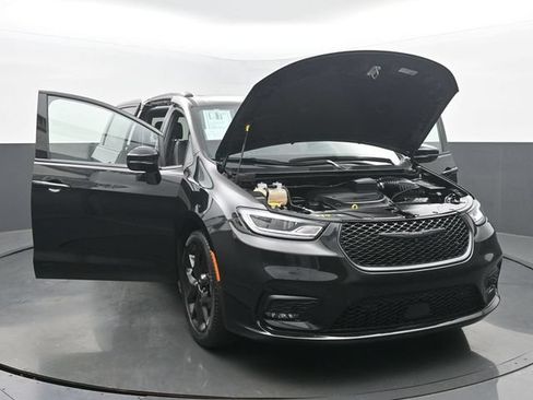 Used 2023 Chrysler Pacifica Limited w/ S Appearance Package FWD image 57