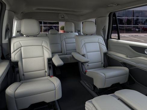 New 2026 Lincoln Navigator Premiere AWD/4WD image 11