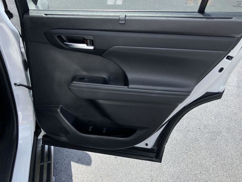 Used 2023 Toyota Highlander XLE image 31