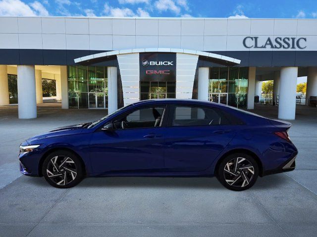 Used 2025 Hyundai Elantra Sport FWD image 5