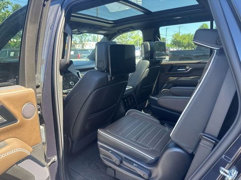 Certified 2025 GMC Yukon Denali Ultimate w/ LPO, Floor Liner Package AWD/4WD image 14