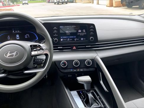 Used 2024 Hyundai Elantra SE image 7