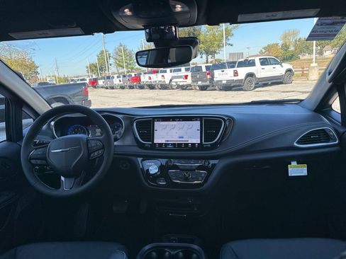 New 2026 Chrysler Pacifica Select image 2