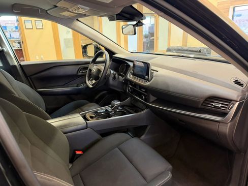 Used 2025 Nissan Rogue S image 23