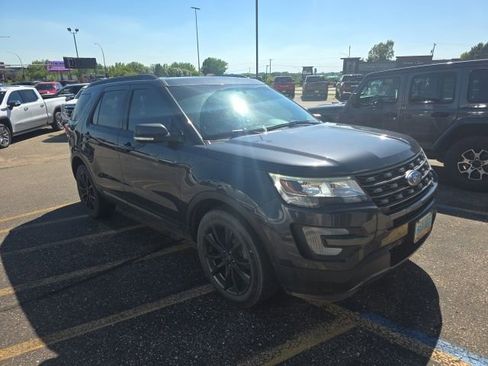 Used 2017 Ford Explorer XLT w/ Equipment Group 202A AWD/4WD image 3