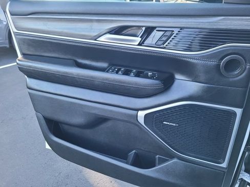 Certified 2024 Jeep Wagoneer Series II w/ Flexible Seating Group RWD image 14