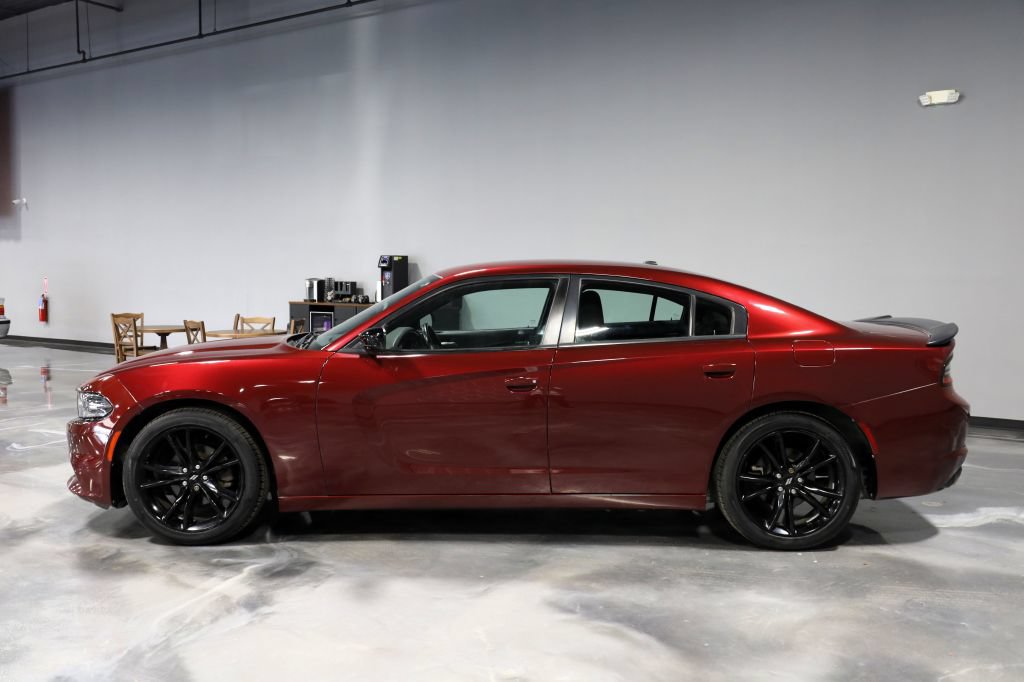 Used 2018 Dodge Charger SXT w/ Blacktop Package RWD image 4