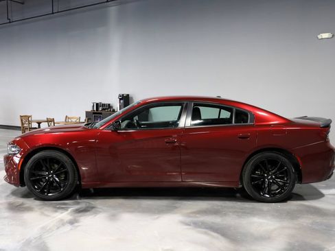 Used 2018 Dodge Charger SXT w/ Blacktop Package RWD image 4