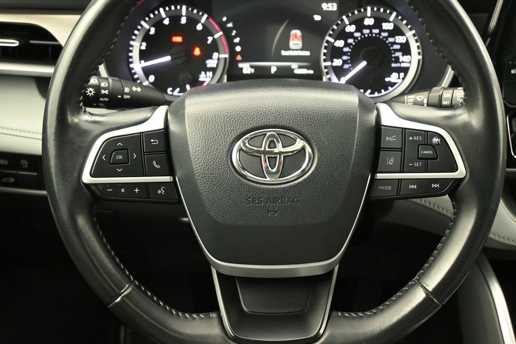 Used 2023 Toyota Highlander XLE FWD image 6
