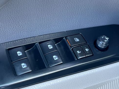 Used 2018 Toyota Camry LE FWD image 12