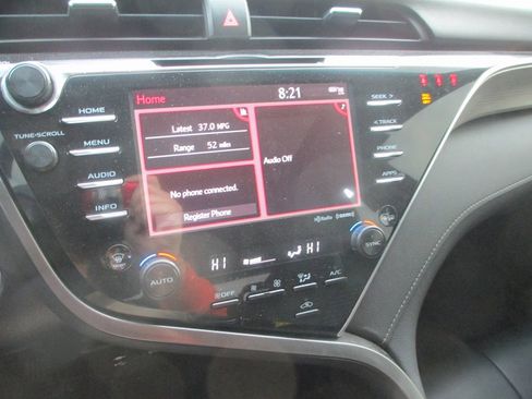 Used 2018 Toyota Camry SE image 19