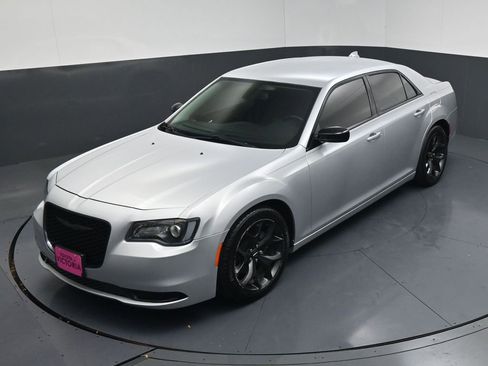 Used 2021 Chrysler 300 Touring w/ Sport Appearance Package RWD image 14
