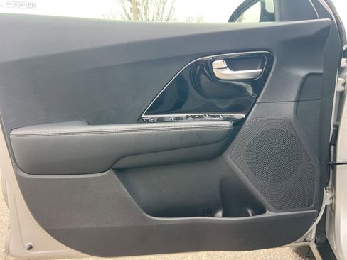 Used 2019 Kia Niro EX w/ Cold Weather Package 2.0 FWD image 10