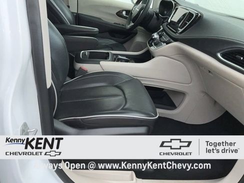 Used 2024 Chrysler Pacifica Limited image 21