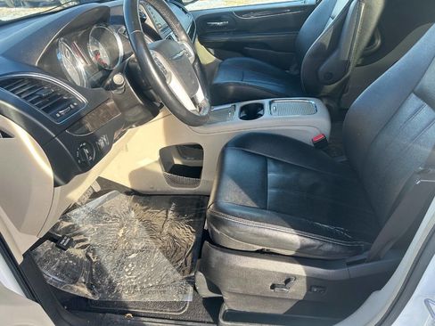 Used 2016 Chrysler Town & Country Touring w/ Driver Convenience Group image 14