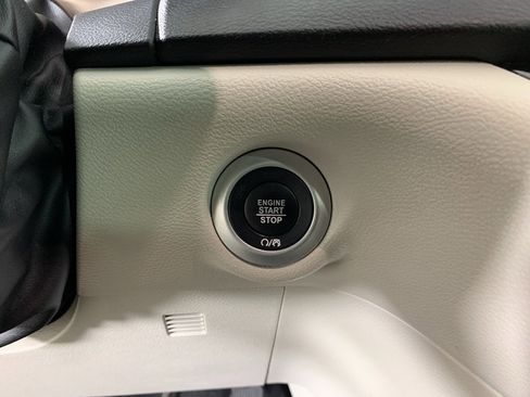 Used 2022 Chrysler Voyager LX image 18