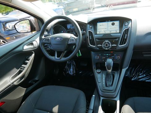 Used 2017 Ford Focus SEL w/ Cold Weather Package FWD image 9