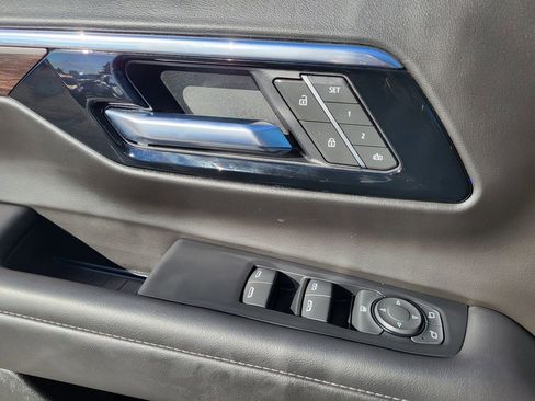 Used 2025 Chevrolet Suburban LT image 16