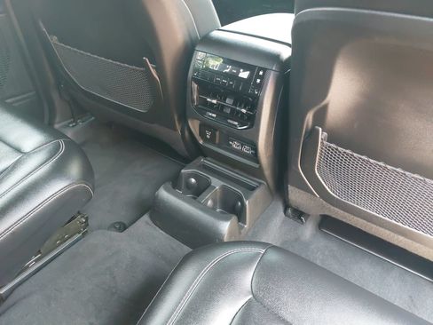 Used 2025 Jeep Grand Cherokee L Limited w/ Black Appearance Package AWD/4WD image 12