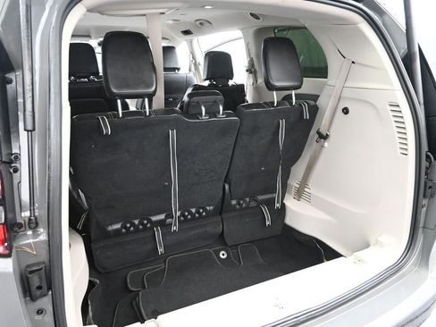 Used 2023 Chrysler Pacifica Touring-L image 11