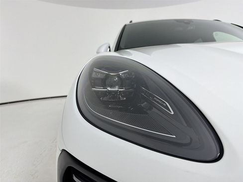 Used 2023 Porsche Macan AWD/4WD image 31