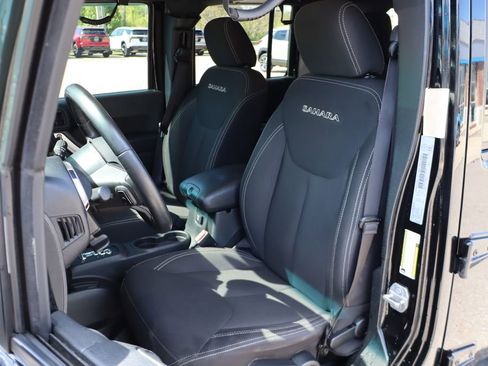 Used 2018 Jeep Wrangler Unlimited Sahara AWD/4WD image 12