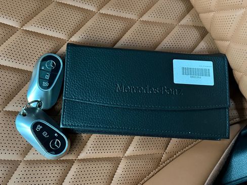 Used 2024 Mercedes-Benz S 580 4MATIC Sedan image 3