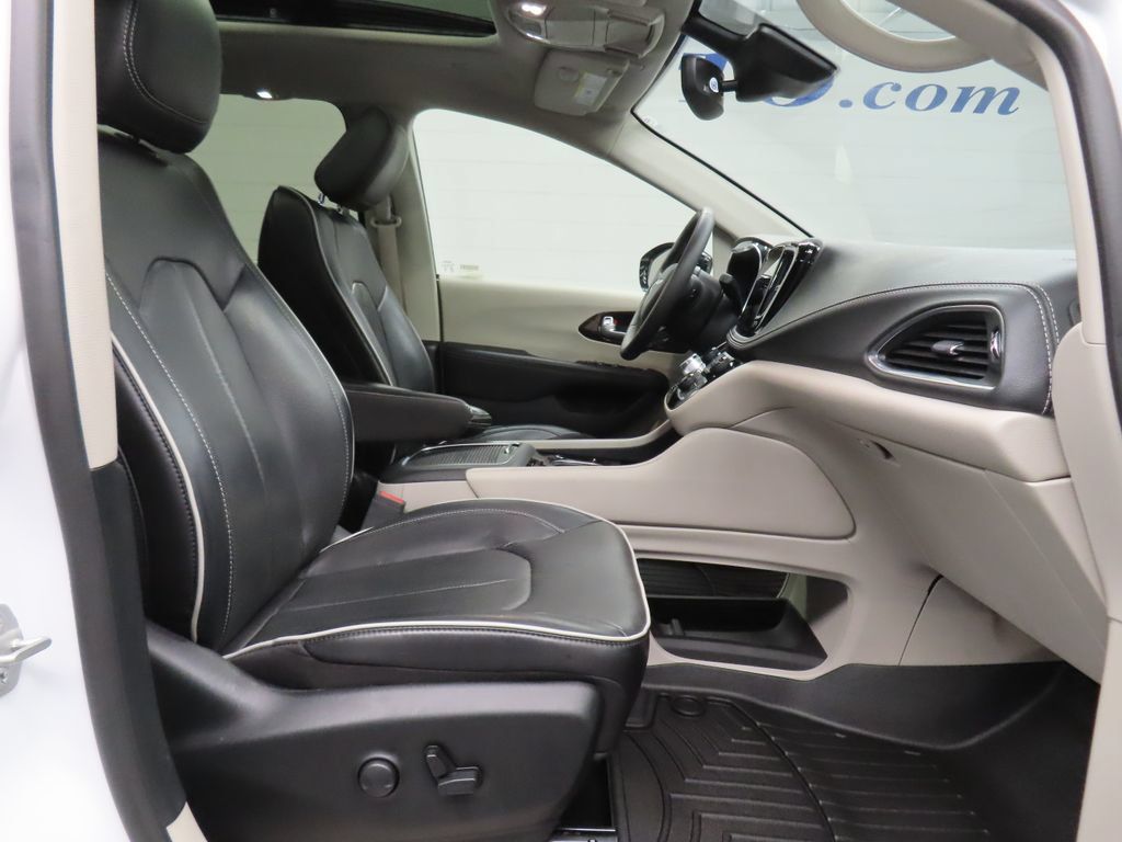 Used 2024 Chrysler Pacifica Limited FWD image 29