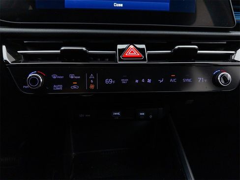 Used 2023 Kia Niro EX image 16