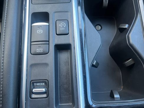 Used 2024 Nissan Pathfinder SV w/ SV Premium Package image 21