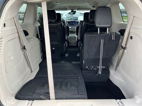 Used 2024 Chrysler Pacifica Select image 32