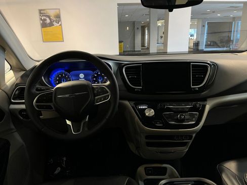 Used 2024 Chrysler Pacifica Touring-L image 34