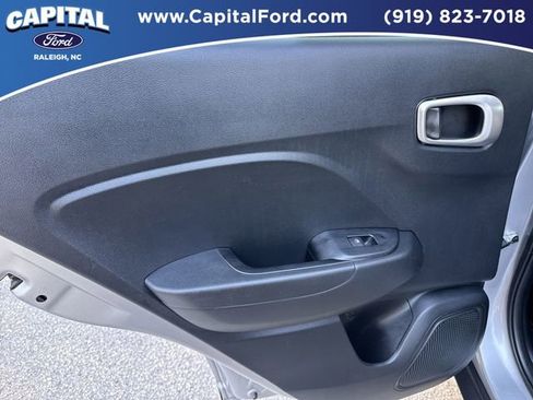 Used 2025 Hyundai Venue SEL FWD image 17