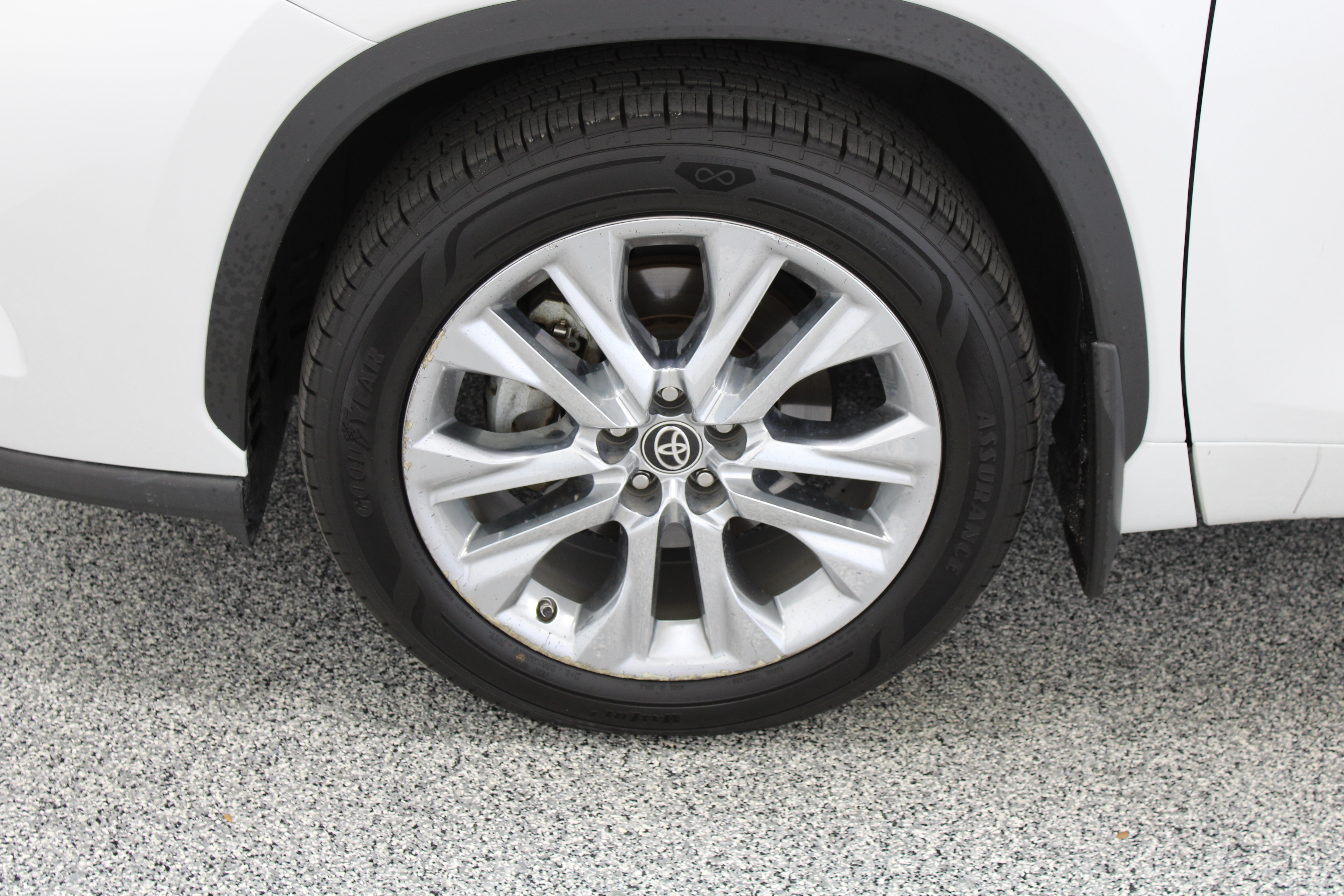 Used 2023 Toyota Highlander Limited FWD image 11