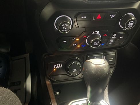 Used 2019 Jeep Renegade Limited w/ UConnect 8.4 Nav Group AWD/4WD image 10