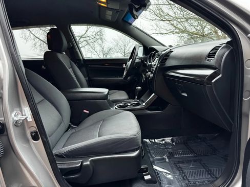 Used 2012 Kia Sorento LX w/ Convenience Pkg image 16